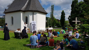 Familiengottesdienst - Stadtpfarrer Buß "unterhält" sich mit Schönstatt-Gründer Pater Kentenich